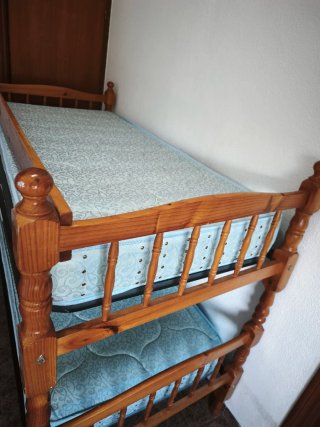 Literas de madera de pino con colchones