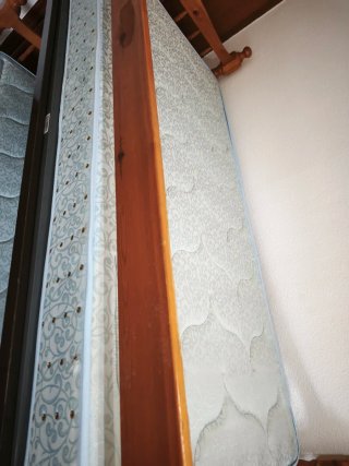 Literas de madera de pino con colchones