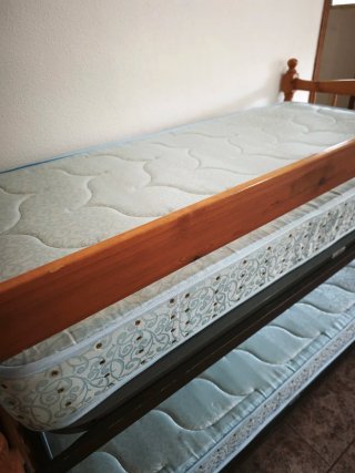 Literas de madera de pino con colchones