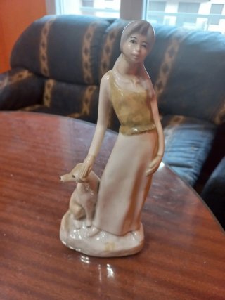 Figura porcelana mujer y perro España