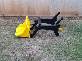 Tractor de juguete con pala frontal
