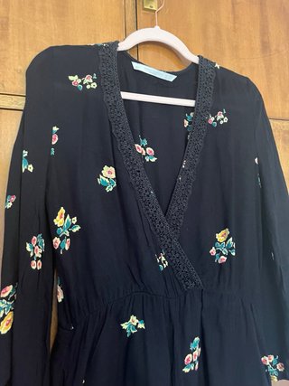 Mono Zara negro con flores