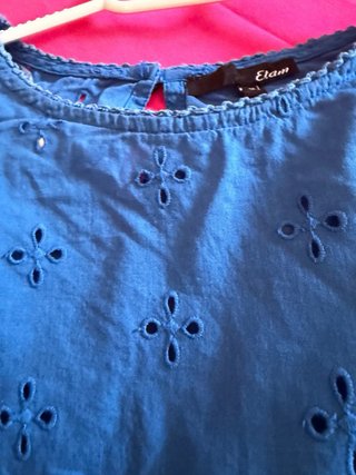 Blusa azul con volantes y bordados