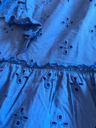 Blusa azul con volantes y bordados