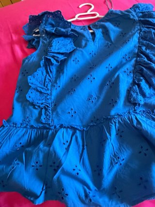 Blusa azul con volantes y bordados