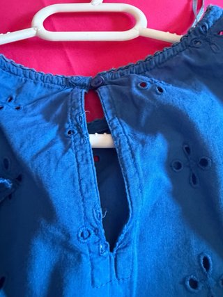 Blusa azul con volantes y bordados