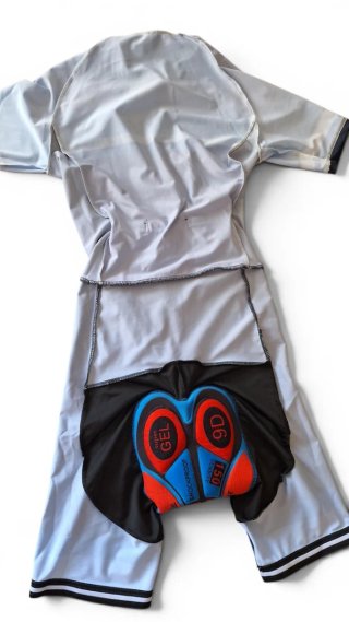 Mono ciclista azul y negro