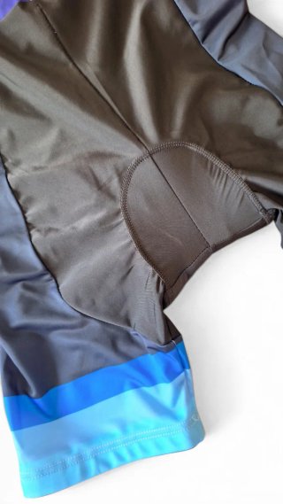 Mono ciclista azul y negro