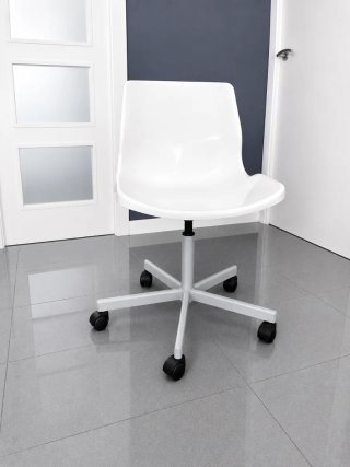 Silla de escritorio IKEA blanca con ruedas