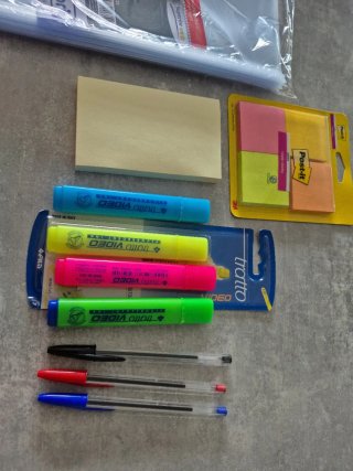Kit cancelleria scuola: evidenziatori, penne, corr