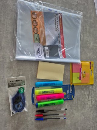 Kit cancelleria scuola: evidenziatori, penne, corr