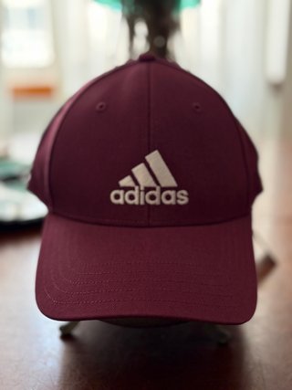Gorra Adidas burdeo