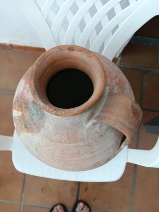 Cántara antigua de barro