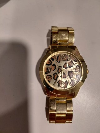 Reloj Mujer Dorado con Estampado tipo leopardo.