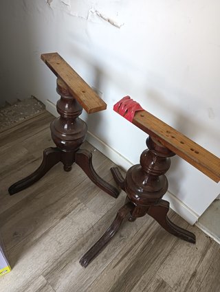 Mesa y sillas de madera y tela