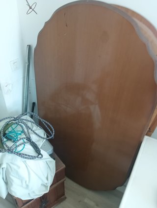 Mesa y sillas de madera y tela