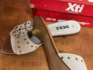 Sandalias Xti Beige y Doradas Talla 39