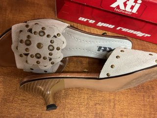 Sandalias Xti Beige y Doradas Talla 39