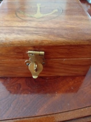 Caja de madera con ancla dorada