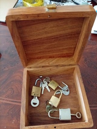 Caja de madera con ancla dorada