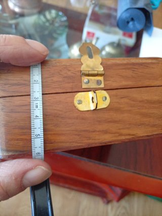 Caja de madera con ancla dorada