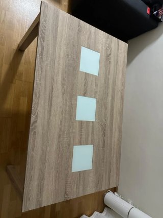 Mesa de comedor de madera y cristal