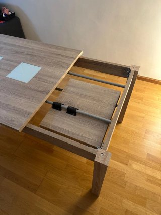Mesa de comedor de madera y cristal
