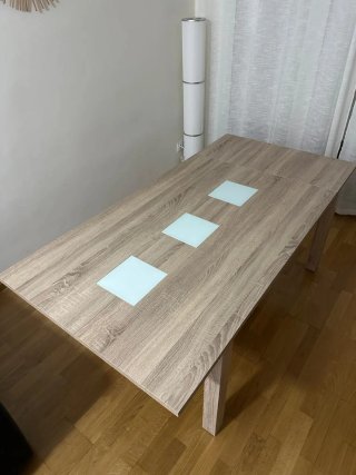 Mesa de comedor de madera y cristal