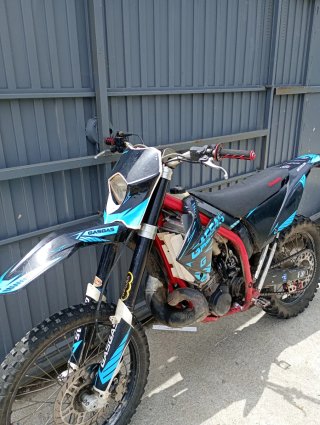 Moto Gas Gas Enduro Negra y Azul