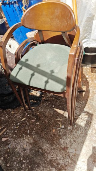 SE REGALA 3 SILLAS DE MADERA CON REPOSABRAZO