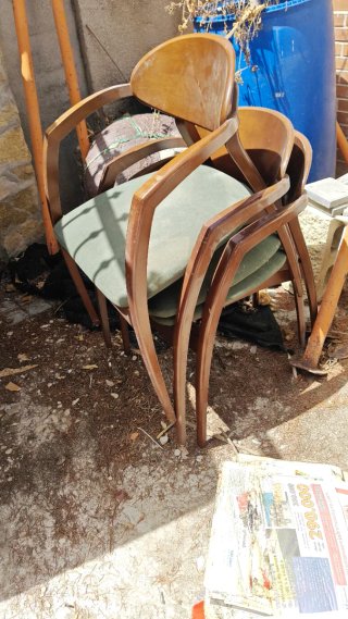 SE REGALA 3 SILLAS DE MADERA CON REPOSABRAZO