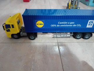 Combo de camiones y un montacargas.