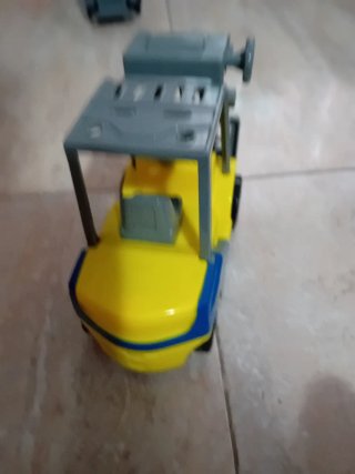 Combo de camiones y un montacargas.