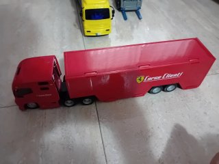Combo de camiones y un montacargas.
