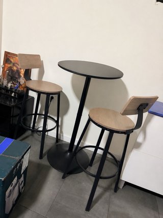 Mesa alta con 2 taburetes