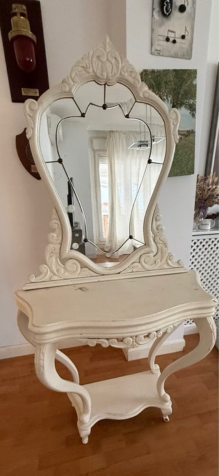 Tocador antiguo con espejo