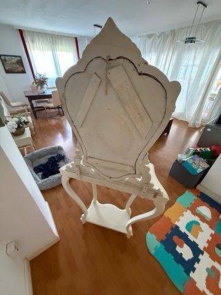 Tocador antiguo con espejo