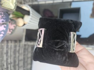 Pulsera Guess plateada con diseño geométrico
