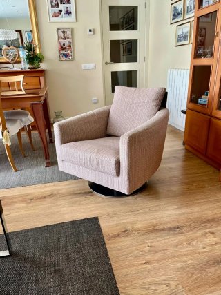 Sillón giratorio tapizado beige