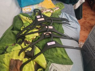 Lote 66 perchas ropa adulto