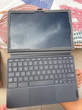 Tablet Lenovo con funda y teclado