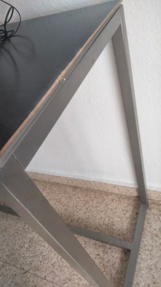 Mesa alta auxiliar cristal y metal para adornos