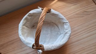 Cesta mimbre y tela beige