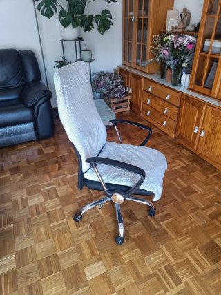Silla de oficina con ruedas.