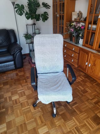 Silla de oficina con ruedas.