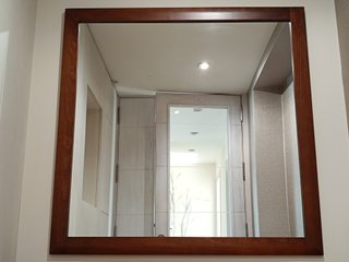 Recibidor de madera con espejo