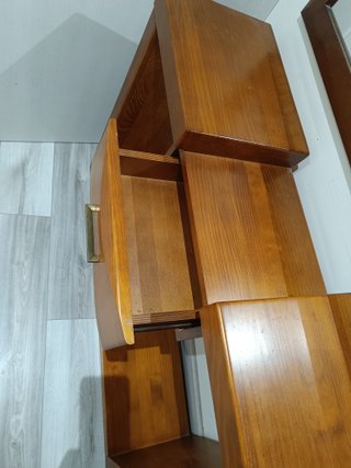 Recibidor de madera con espejo