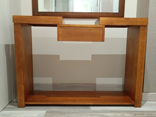 Recibidor de madera con espejo