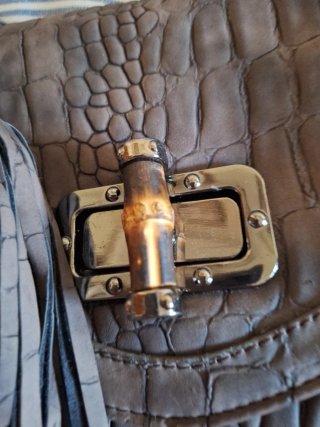 Bolso de piel gris con asa de bambú
