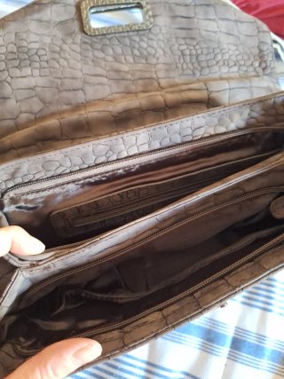 Bolso de piel gris con asa de bambú